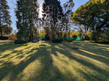 Terreno en venta en barrio con portón en Bella Vista