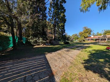 Terreno en venta en barrio con portón en Bella Vista