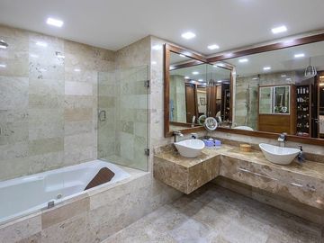 OPORTUNIDAD! LUJOSO PENTHOUSE en Barlovento, Bucerias, Nayarit. En Venta