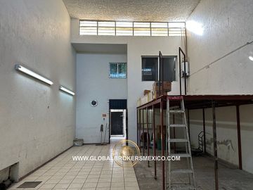Bodega en Venta con Apartamento, Col. La Perla, Guadalajara, Jalisco.
