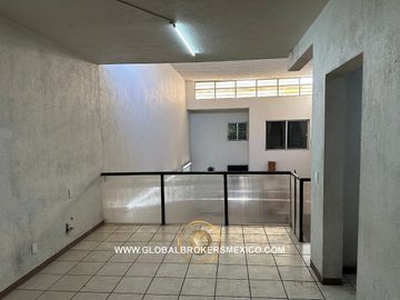Bodega en Venta con Apartamento, Col. La Perla, Guadalajara, Jalisco.