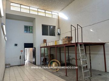 Bodega en Venta con Apartamento, Col. La Perla, Guadalajara, Jalisco.