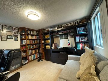 Venta de amplia casa con gran Potencial en Lomas de La Herradura