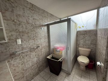 Venta de amplia casa con gran Potencial en Lomas de La Herradura