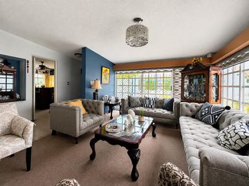Venta de amplia casa con gran Potencial en Lomas de La Herradura