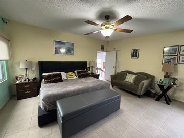 Venta de amplia casa con gran Potencial en Lomas de La Herradura