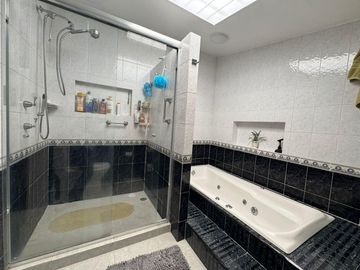 Venta de amplia casa con gran Potencial en Lomas de La Herradura