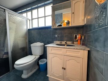 Venta de amplia casa con gran Potencial en Lomas de La Herradura