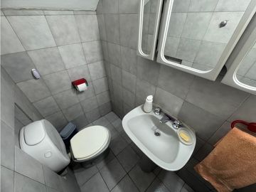 VENTA CASA 4 AMBIENTES CON COCHERA. PJE GUIRALDES 3100. V LUGANO.