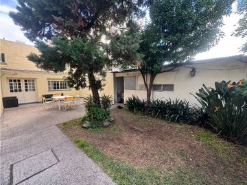VENTA CASA 4 AMBIENTES CON COCHERA. PJE GUIRALDES 3100. V LUGANO.