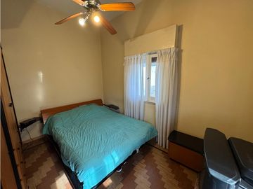 VENTA CASA 4 AMBIENTES CON COCHERA. PJE GUIRALDES 3100. V LUGANO.