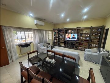 VENTA CASA 4 AMBIENTES CON COCHERA. PJE GUIRALDES 3100. V LUGANO.