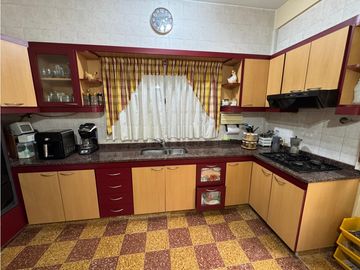 VENTA CASA 4 AMBIENTES CON COCHERA. PJE GUIRALDES 3100. V LUGANO.