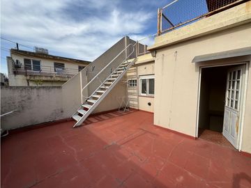 VENTA CASA 4 AMBIENTES CON COCHERA. PJE GUIRALDES 3100. V LUGANO.