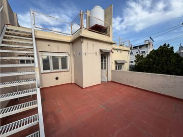VENTA CASA 4 AMBIENTES CON COCHERA. PJE GUIRALDES 3100. V LUGANO.