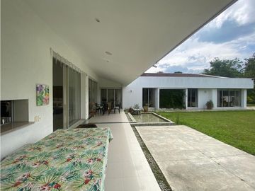 CASA CAMPESTRE UN SOLO NIVEL.  2500 M2 $1'800.000.000