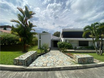 CASA CAMPESTRE UN SOLO NIVEL.  2500 M2 $1'800.000.000