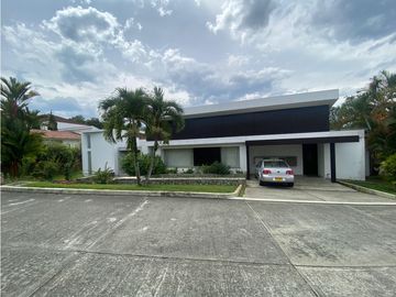 CASA CAMPESTRE UN SOLO NIVEL.  2500 M2 $1'800.000.000