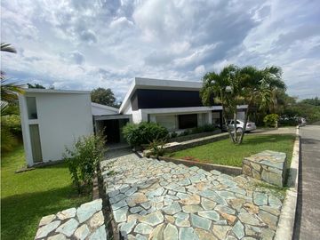 CASA CAMPESTRE UN SOLO NIVEL.  2500 M2 $1'800.000.000