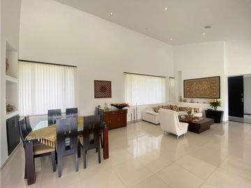 CASA CAMPESTRE UN SOLO NIVEL.  2500 M2 $1'800.000.000