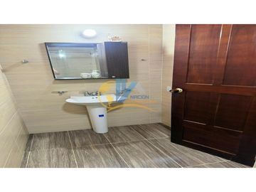 SE VENDE AMPLIO APARTAMENTO EN LOS PINOS