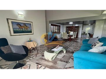 SE VENDE AMPLIO APARTAMENTO EN LOS PINOS