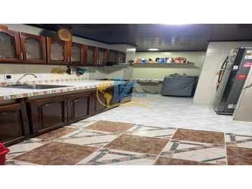 SE VENDE AMPLIO APARTAMENTO EN LOS PINOS