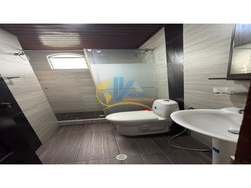 SE VENDE AMPLIO APARTAMENTO EN LOS PINOS