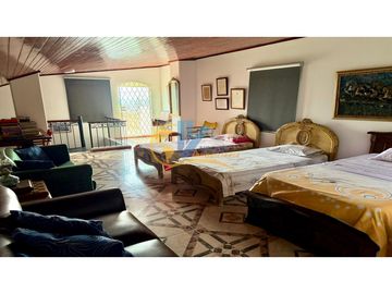 SE VENDE AMPLIO APARTAMENTO EN LOS PINOS