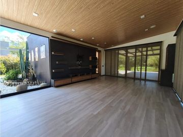 VENTA moderna y exclusiva CASA campestre en Llanogrande con lago.