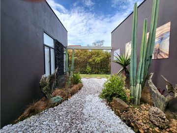 VENTA moderna y exclusiva CASA campestre en Llanogrande con lago.