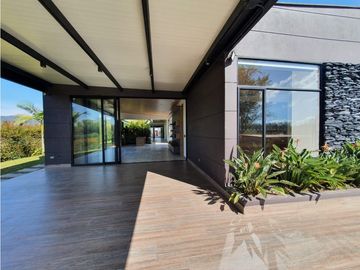 VENTA moderna y exclusiva CASA campestre en Llanogrande con lago.