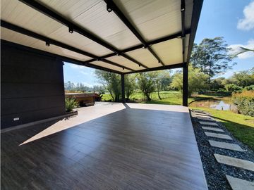 VENTA moderna y exclusiva CASA campestre en Llanogrande con lago.