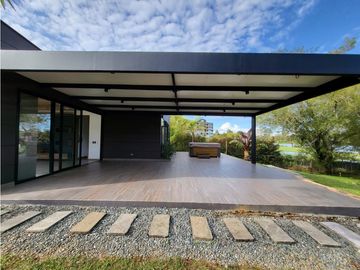 VENTA moderna y exclusiva CASA campestre en Llanogrande con lago.