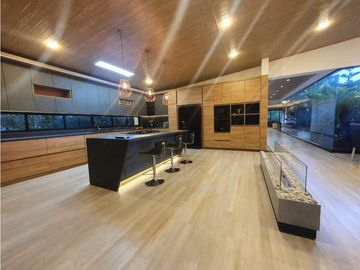 VENTA moderna y exclusiva CASA campestre en Llanogrande con lago.