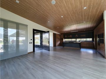 VENTA moderna y exclusiva CASA campestre en Llanogrande con lago.
