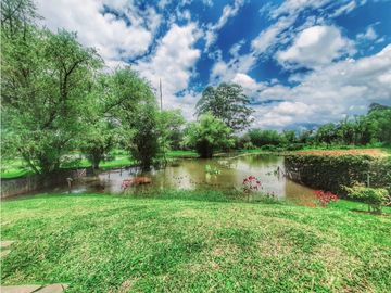 VENTA moderna y exclusiva CASA campestre en Llanogrande con lago.