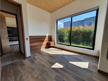 VENTA moderna y exclusiva CASA campestre en Llanogrande con lago.