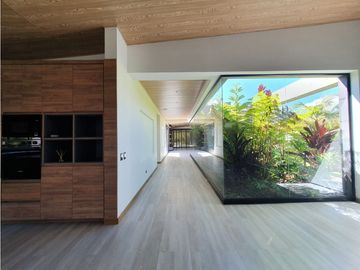 VENTA moderna y exclusiva CASA campestre en Llanogrande con lago.