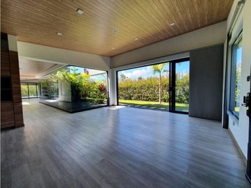 VENTA moderna y exclusiva CASA campestre en Llanogrande con lago.