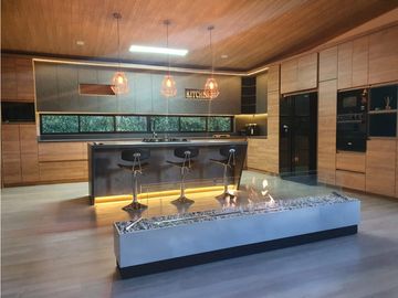VENTA moderna y exclusiva CASA campestre en Llanogrande con lago.