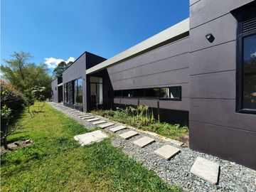 VENTA moderna y exclusiva CASA campestre en Llanogrande con lago.