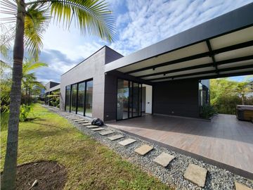 VENTA moderna y exclusiva CASA campestre en Llanogrande con lago.