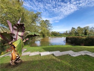 VENTA moderna y exclusiva CASA campestre en Llanogrande con lago.