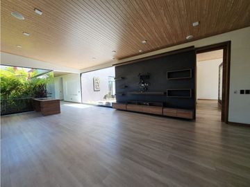 VENTA moderna y exclusiva CASA campestre en Llanogrande con lago.
