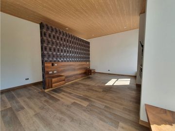VENTA moderna y exclusiva CASA campestre en Llanogrande con lago.