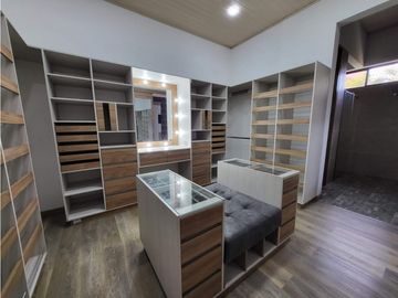 VENTA moderna y exclusiva CASA campestre en Llanogrande con lago.