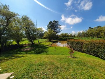 VENTA moderna y exclusiva CASA campestre en Llanogrande con lago.