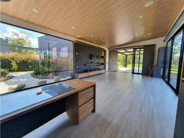 VENTA moderna y exclusiva CASA campestre en Llanogrande con lago.