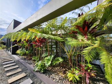 VENTA moderna y exclusiva CASA campestre en Llanogrande con lago.